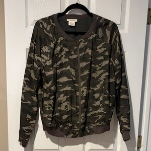 beachlunchlounge Women's Camouflage Bomber Jacket - Olive & Dark Green
